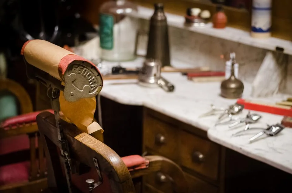 Sillón clásico de barbería junto al tocador con herramientas