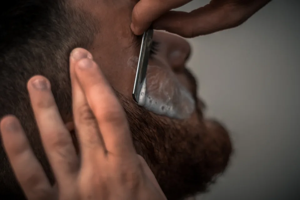 Afeitado a navaja de una barba