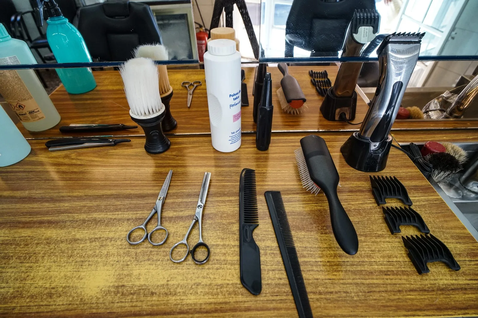 Tijeras, peines y máquina de cortar sobre el mostrador