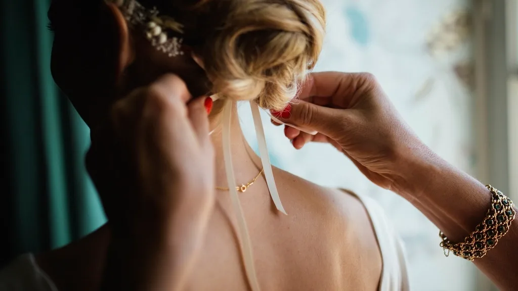 Recogido de novia con horquillas