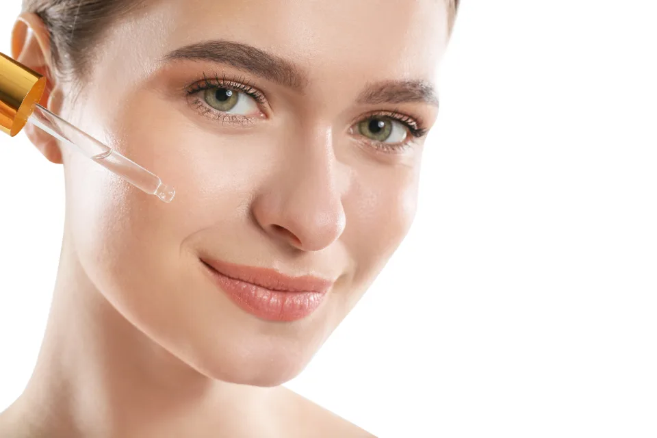 Aplicación de sérum facial