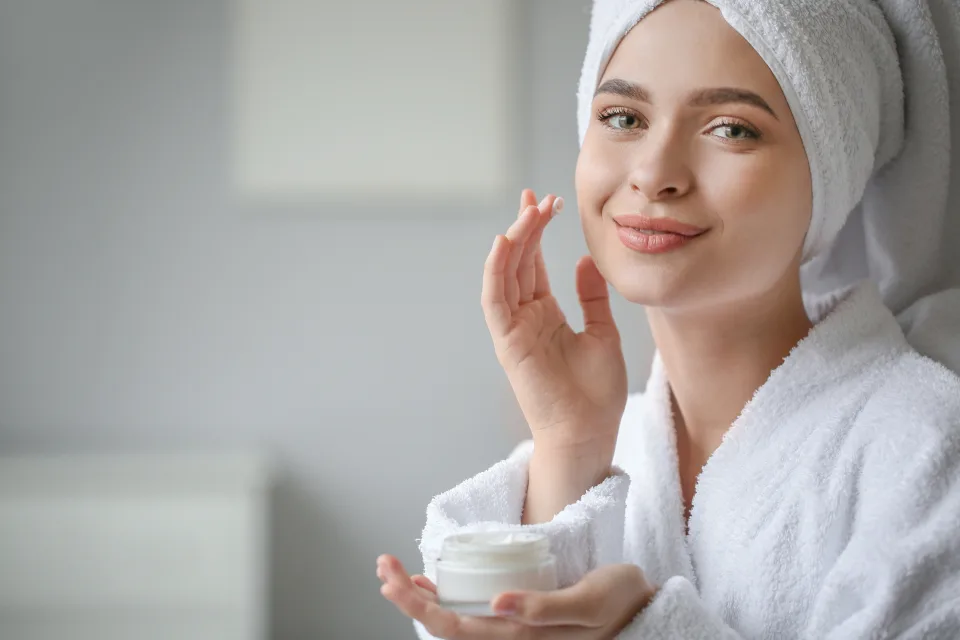 Clienta aplicándose crema facial