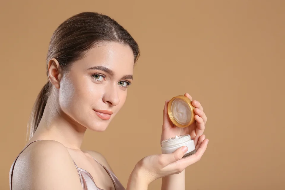 Clienta con un tarro de crema antiedad