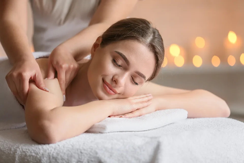 Masaje relajante de espalda con velas