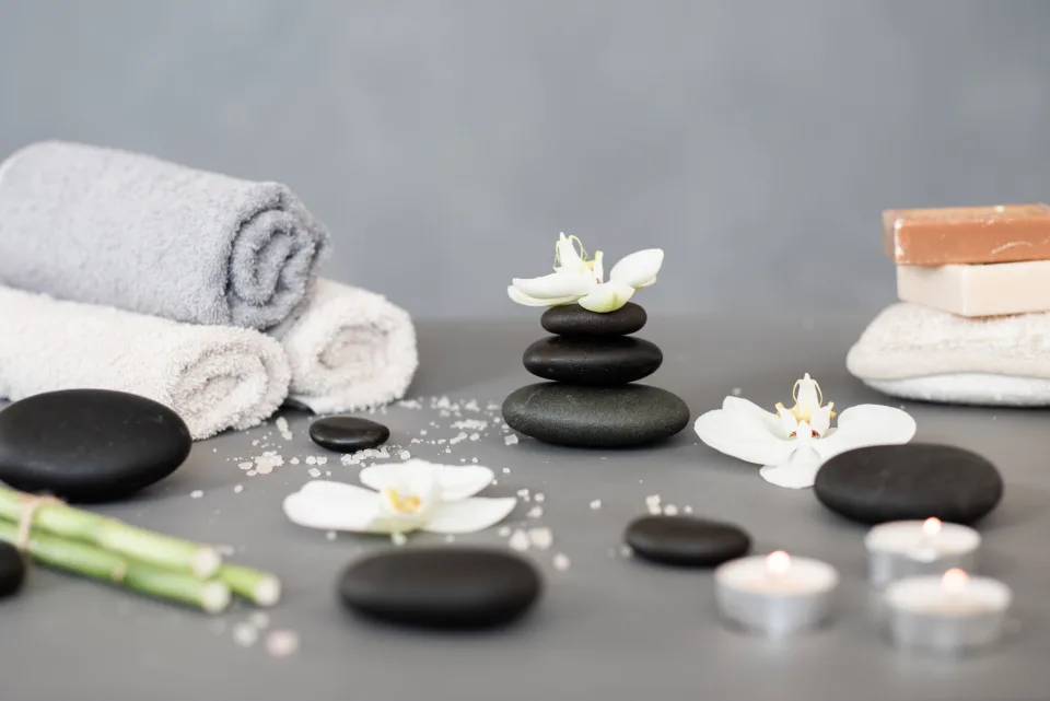 Piedras calientes, orquídeas y toallas