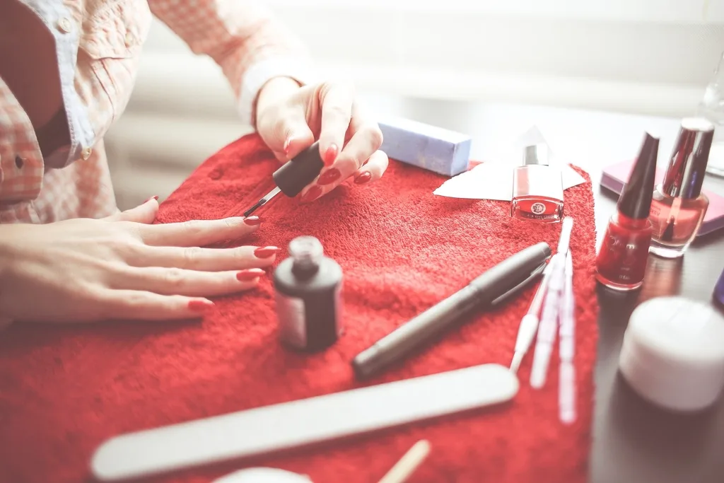 Mesa de manicura con esmaltes y limas