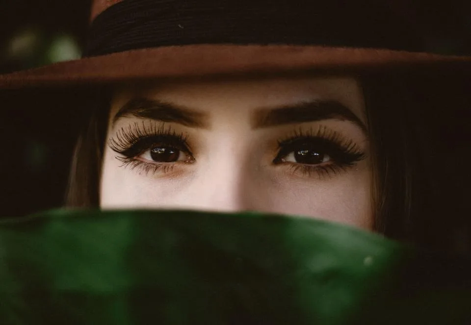 Pestañas definidas y cejas laminadas